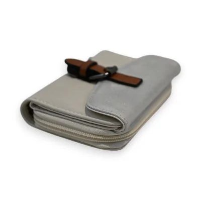 Portefeuille compact argenté-crème avec fermeture à rabat en cuir marron Portefeuille compact argenté-crème avec fermeture à rabat en cuir marron
