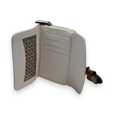 Portefeuille compact argenté-crème ouvert avec compartiments et fermeture éclair Portefeuille compact argenté-crème ouvert avec compartiments et fermeture éclair