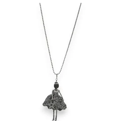 Collier avec pendentif poupée articulée en dentelle grise sur chaîne fine argentée Collier avec pendentif poupée articulée en dentelle grise sur chaîne fine argentée