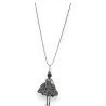 Collier avec pendentif poupée articulée en dentelle grise sur chaîne fine argentée