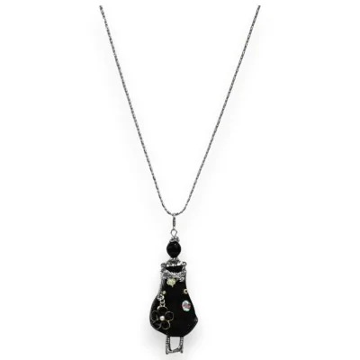Collier avec pendentif poupée articulée en robe noire élégante sur chaîne fine arg... Collier avec pendentif poupée articulée en robe noire élégante sur chaîne fine arg...