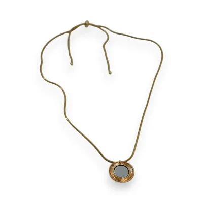 Collier cordon ajustable avec pendentif rond doré contenant un support magnétique Collier cordon ajustable avec pendentif rond doré contenant un support magnétique