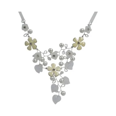 Collier argenté bohème avec fleurs et feuilles, perles ivoire et argent, style délicat Collier argenté bohème avec fleurs et feuilles, perles ivoire et argent, style délicat