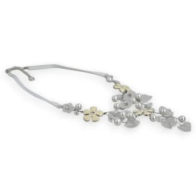 Collier bohème argenté avec fleurs en métal et détails ivoire, style délicat et na... Collier bohème argenté avec fleurs en métal et détails ivoire, style délicat et na...