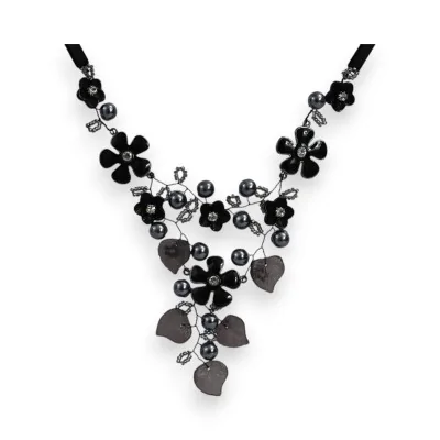 Collier floral noir élégant avec perles, fleurs et feuilles en métal sur cordon Collier floral noir élégant avec perles, fleurs et feuilles en métal sur cordon