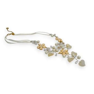 Collier fantaisie avec fleurs et cœurs dorés et ivoires sur cordon blanc Collier fantaisie avec fleurs et cœurs dorés et ivoires sur cordon blanc