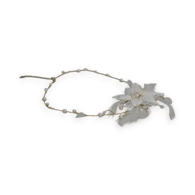 Collier ras de cou avec fleur ivoire et perles, accessoire élégant pour mariage ou so...