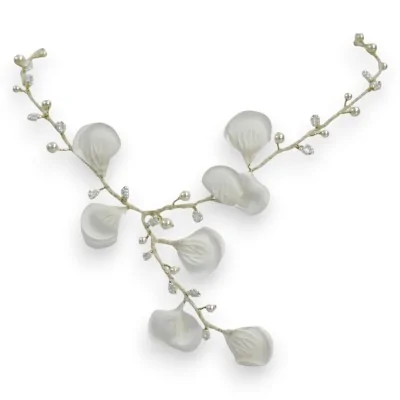 Halskette mit weißen Rosenblüten - Elegantes Hochzeitsaccessoire Halskette mit weißen Rosenblüten - Elegantes Hochzeitsaccessoire