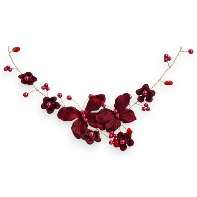 Collier floral bordeaux avec orchidées et perles, style délicat et romantique Collier floral bordeaux avec orchidées et perles, style délicat et romantique