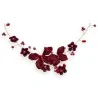 Collier floral bordeaux avec orchidées et perles, style délicat et romantique
