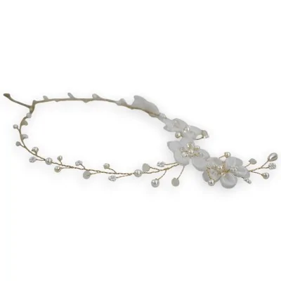 Collier mariage doré avec fleurs en tissu blanc et perles, style délicat et romantique Collier mariage doré avec fleurs en tissu blanc et perles, style délicat et romantique