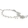 Collier mariage doré avec fleurs en tissu blanc et perles, style délicat et romantique