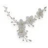 Collana Floralia - Gioiello da Sposa Dorato con Fiori in Tessuto Bianco e Perle