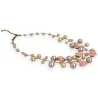 Collier ras de cou doré avec perles nacrées et fleurs roses, bijou élégant et féminin