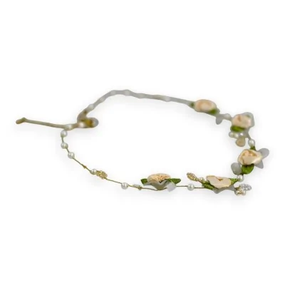 Collier délicat avec fleurs en soie et perles, design romantique sur fond blanc