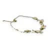 Collier délicat avec fleurs en soie et perles, design romantique sur fond blanc