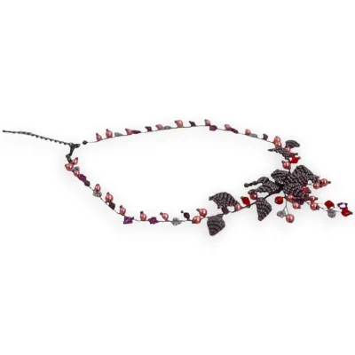 Collier perlé délicat avec motif floral en rubis et feuilles noires, style bohème é... Collier perlé délicat avec motif floral en rubis et feuilles noires, style bohème é...