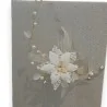 Collier ras de cou avec fleur blanche délicate, perles et branches dorées sur fond gris