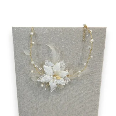 Collier ras de cou floral élégant avec perles et fleur blanche, accessoire mariage chic