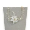 Collier ras de cou floral élégant avec perles et fleur blanche, accessoire mariage chic