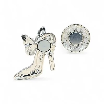 Broche aimantée escarpin argenté papillon blanc - bijou chaussure fantaisie Broche aimantée escarpin argenté papillon blanc - bijou chaussure fantaisie