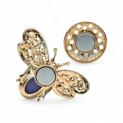 Broche aimantée abeille dorée pierre bleue - insecte bijou fantaisie Broche aimantée abeille dorée pierre bleue - insecte bijou fantaisie