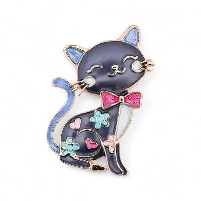 Broche aimantée chat noir nœud rose fleurs turquoise - bijou félin émaillé kawaii Broche aimantée chat noir nœud rose fleurs turquoise - bijou félin émaillé kawaii