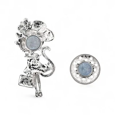 Chatte élégante grand chapeau noir et blanc lunettes - broche parisienne chic Chatte élégante grand chapeau noir et blanc lunettes - broche parisienne chic