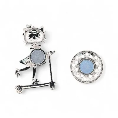 Chat roux lunettes solaires sur trottinette rouge écharpe multicolore - broche joyeuse Chat roux lunettes solaires sur trottinette rouge écharpe multicolore - broche joyeuse