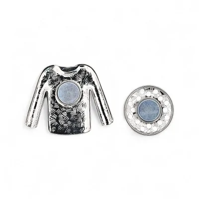 Veste iconique Chanel noir et blanc avec strass - broche élégante haute couture Veste iconique Chanel noir et blanc avec strass - broche élégante haute couture