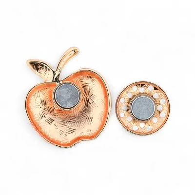 Pomme rouge brillante émaillée avec morsure - broche magnétique fruit original Pomme rouge brillante émaillée avec morsure - broche magnétique fruit original