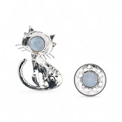 Chat à lunettes vintage avec collier strass et queue rayée - broche féline intellectuelle Chat à lunettes vintage avec collier strass et queue rayée - broche féline intellectuelle