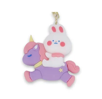 Porte-clés mignon avec lapin blanc assis sur une licorne violette et rose, style kawaii Porte-clés mignon avec lapin blanc assis sur une licorne violette et rose, style kawaii