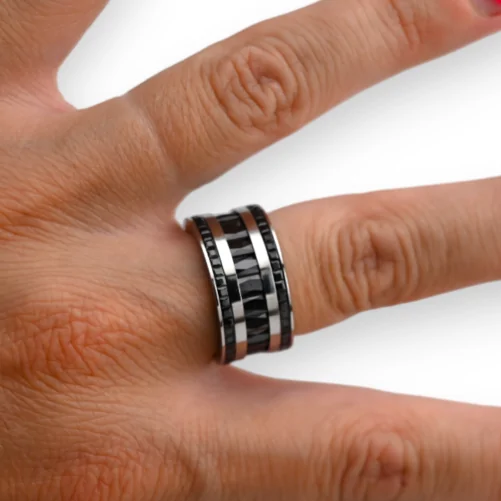 Schicke Silber-Ring mit schwarzer Steine