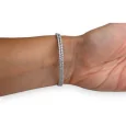 Armband mit mehreren Reihen Strass und weißen Steinen