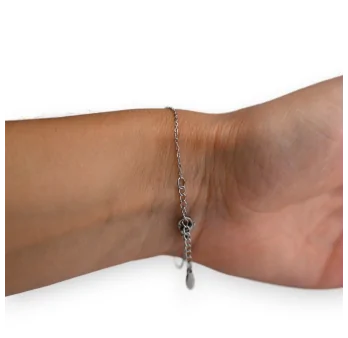 Brazalete de acero con 3 pequeños corazones plateados