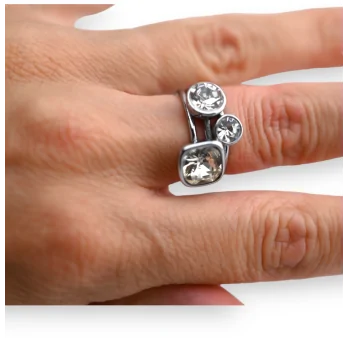 Ring aus Stahl mit 3 weißen Steinen