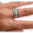 Silberfarbener breiter Ring mit 3 weißen Steinen