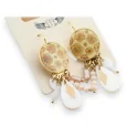 Boucle d'oreille pendante beige et blanc