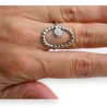 Anillo de acero plateado oval redondeado con brillantes