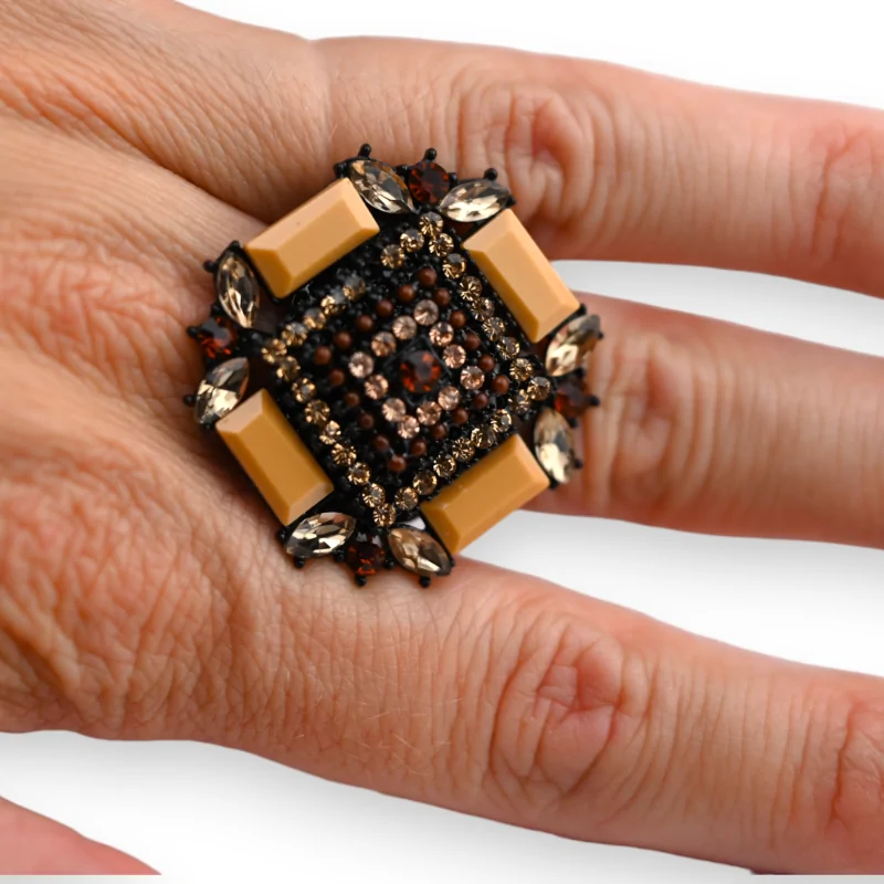 Fancy black square ring