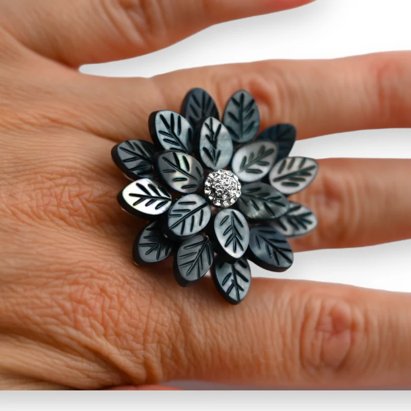 Anillo de fantasía plateado con gran flor gris azulada