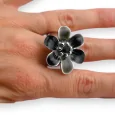 Anello di fantasia argentato con fiore nero