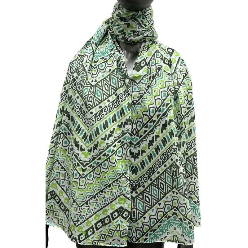 Foulard motif ethnique dans les dégradés de vert