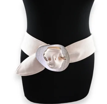 Cinturón de fantasía para mujer, tela suave en color beige con hebilla de metal