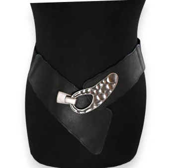 Cinturón de fantasía elástico para mujer con hebilla martillada en negro