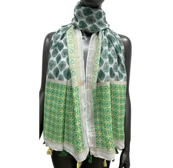 Foulard motif ethnique nuance vert