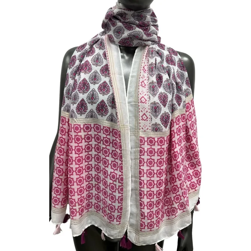 Foulard motif ethnique nuance rose