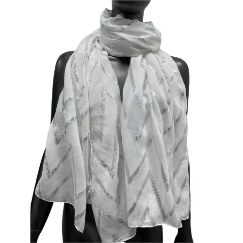 Fließender weißer Schal mit silbernen Details