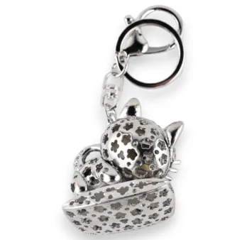 Silberner Schlüsselanhänger Katze auf ihrem Kissen